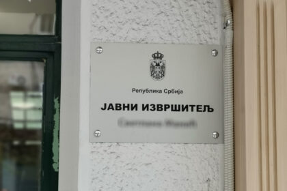 javni-izvrsitelj-tabla-foto-nenad-nesovic-n2