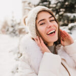 nasmejana-devojka-zima-kapa