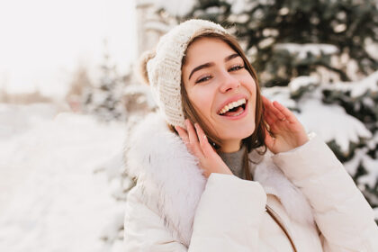 nasmejana-devojka-zima-kapa