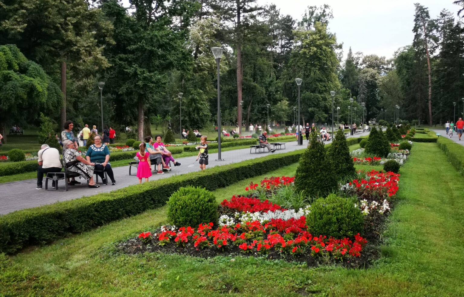 vrnjacka-banja-park-ljudi-foto-nenad-nesovic-n2