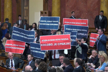 konstitutivna-sednica-skupstine-opozicija-transparenti