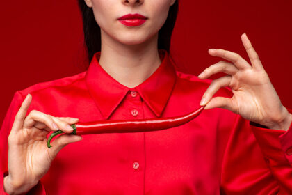 ljuta-papricica-zena-u-crvenom