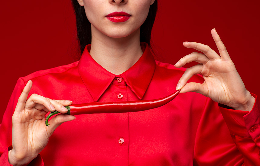 ljuta-papricica-zena-u-crvenom