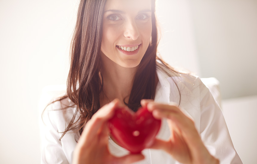 srce-u-rukama-devojka