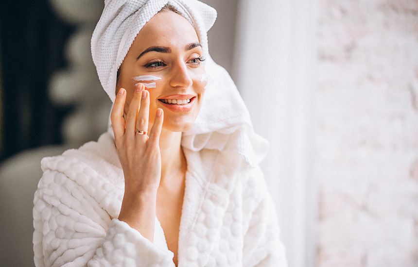 zena-maze-kremu-na-lice