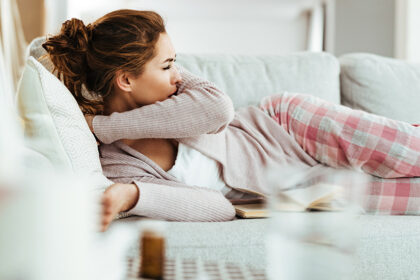 zena-u-krevetu-veliki-kasalj