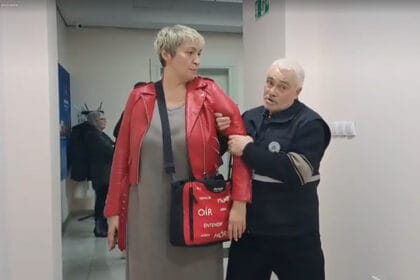 obezbedjenje-opstine-indjija-izbacuje-novinarku-vericu-marinicic