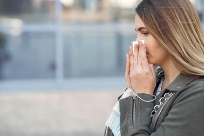 devojka-brise-nos-alergija