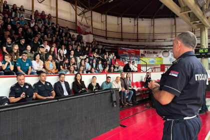 borceva-hala-tribina-na-maturu-bez-automobila-2