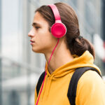 momak-sa-slusalicama