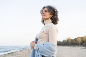 starija-zena-na-plazi