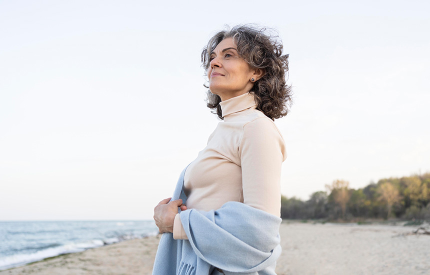 starija-zena-na-plazi