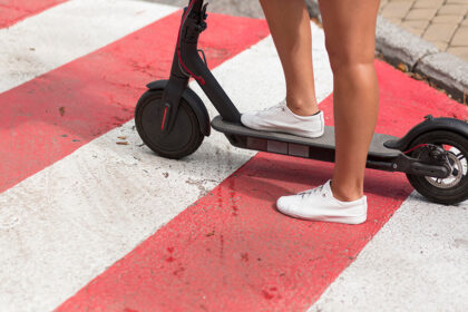 elektricni-trotinet-pesacki-prelaz