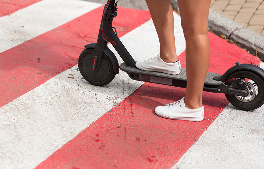 elektricni-trotinet-pesacki-prelaz