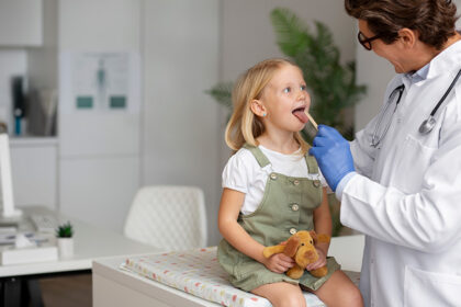 doktor-devojcica-pregled