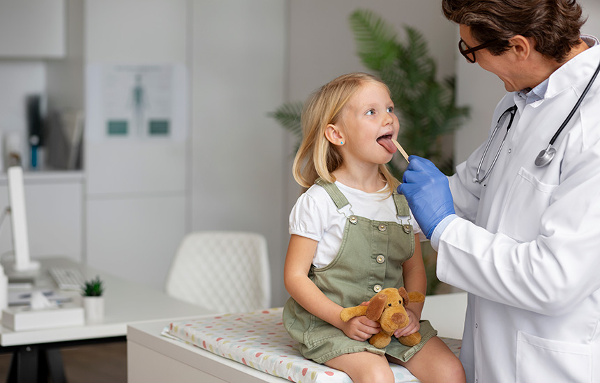 doktor-devojcica-pregled