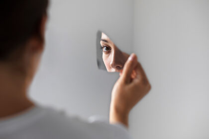 zena-odraz-u-ogledalu