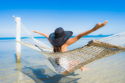 zena-u-sesiru-na-lezaljci-na-plazi