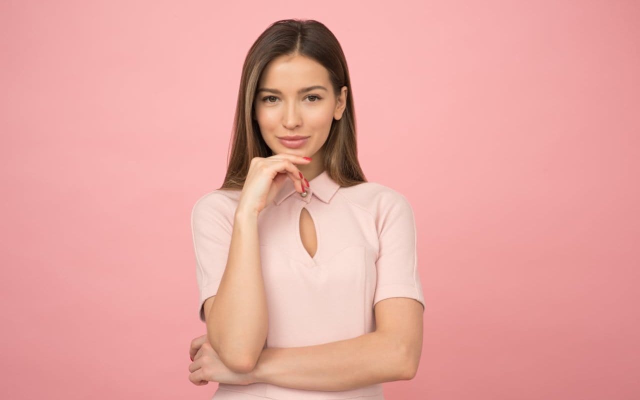 • N2 portal Devojka u roze uniformi pozira ispred roze pozadine