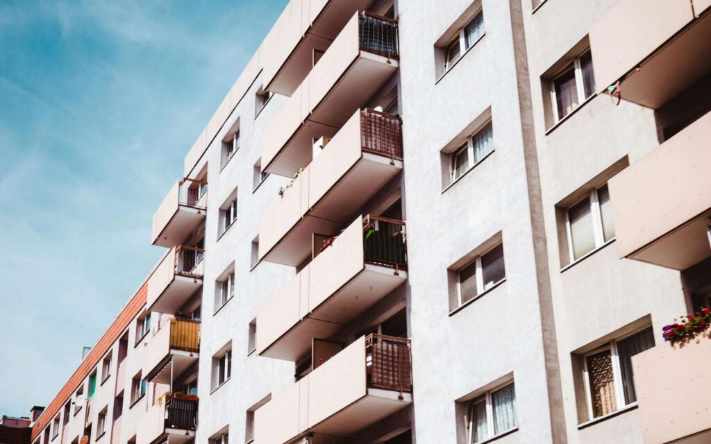 Zgrada sa stanovima i balkonima