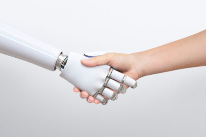 rukovanje-robot-covek-ruke