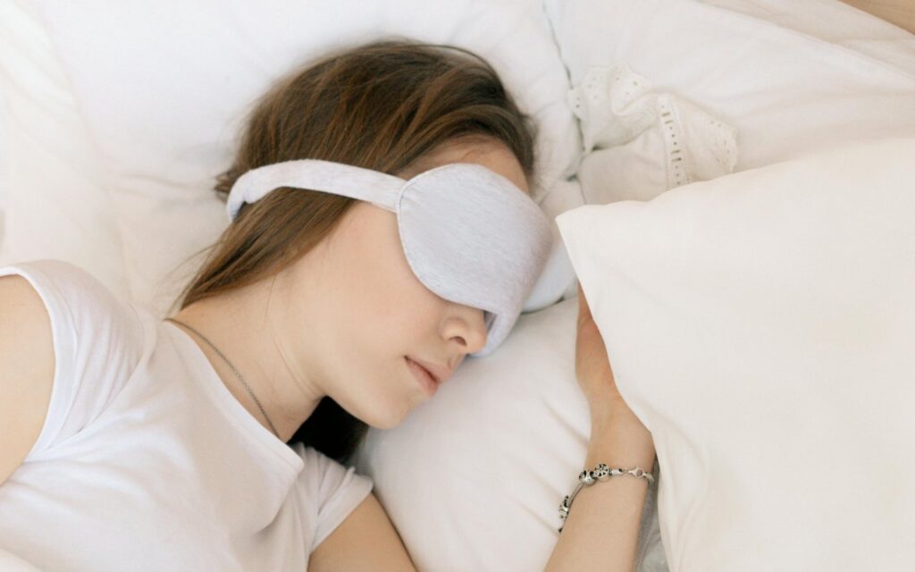 Devojka spava sa maskom preko očiju