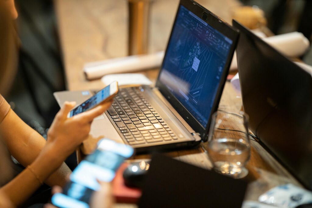 mobilni-telefon-laptop