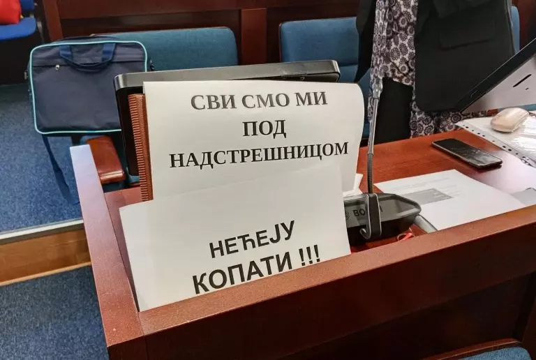 skupstina-natpisi-neceju-kopati