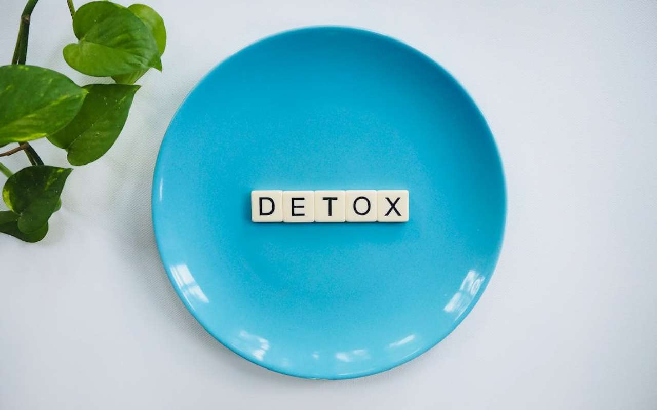 Plavi tanjir na kojem piše Detox