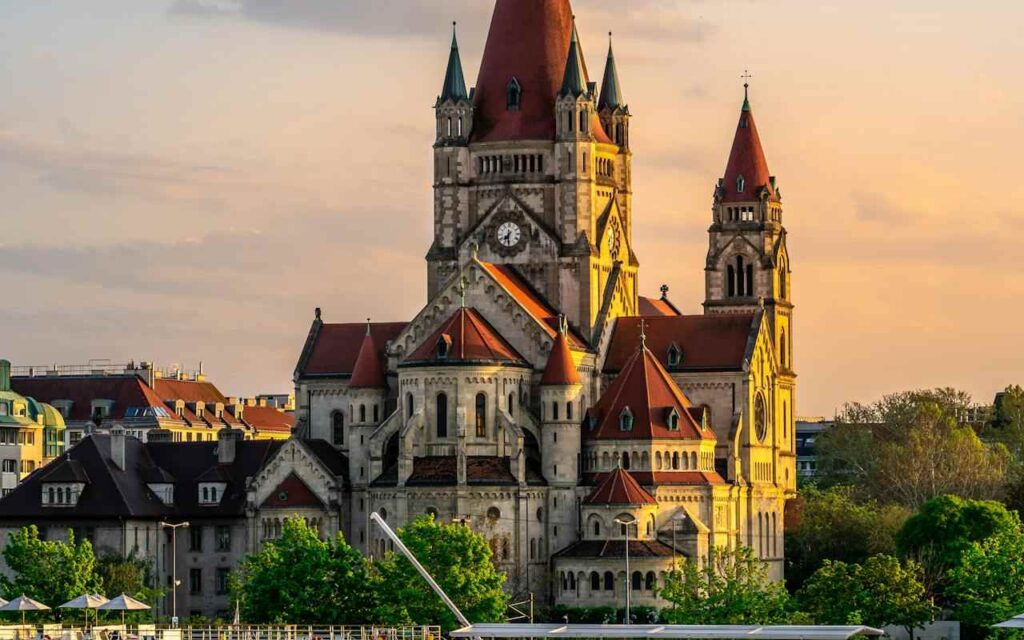 Zamak u Beču pored reke tokom sunčanog dana