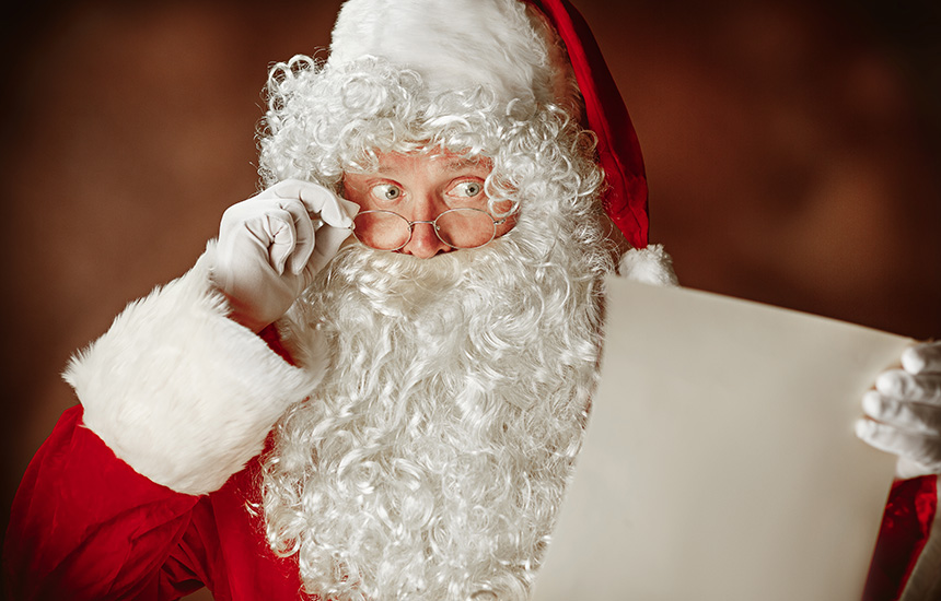 deda-mraz-sa-papirom-u-ruci