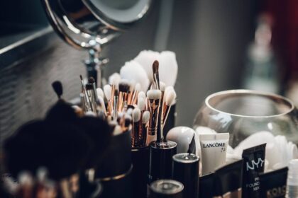 Gomila ženske šminke i krema