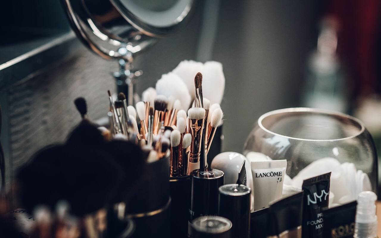 Gomila ženske šminke i krema