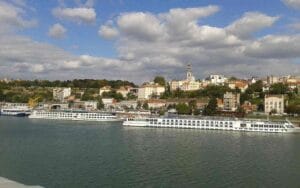 Pogled na Beograd i reku Savu tokom sunčanog dana