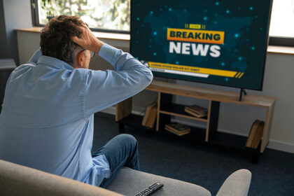 covek-gleda-tv-i-drzi-se-za-glavu