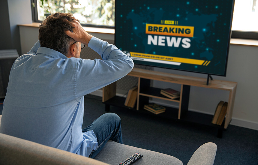 covek-gleda-tv-i-drzi-se-za-glavu