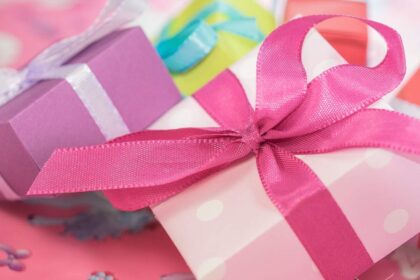 Kutije za poklone roze i ljubičaste boje