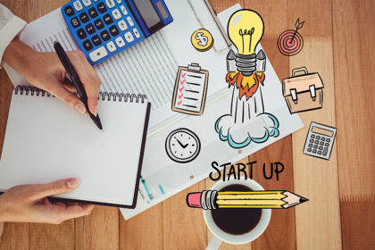 zena-drzi-olovku-i-svesku