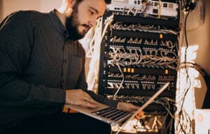 muskarac-laptop-server