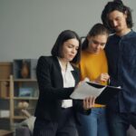 Upravnica zgrade razgovara sa stanarima o problemu