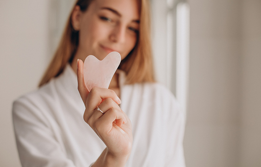 zena-drzi-srce-u-ruci