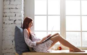 zena-pored-prozora-sa-laptopom