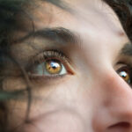 kovrdzava-devojka-pogled-oci