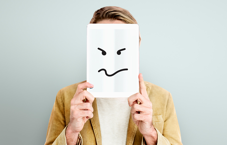 muskarac-drzi-preko-lica-emotikon-negativnog-raspolozenja