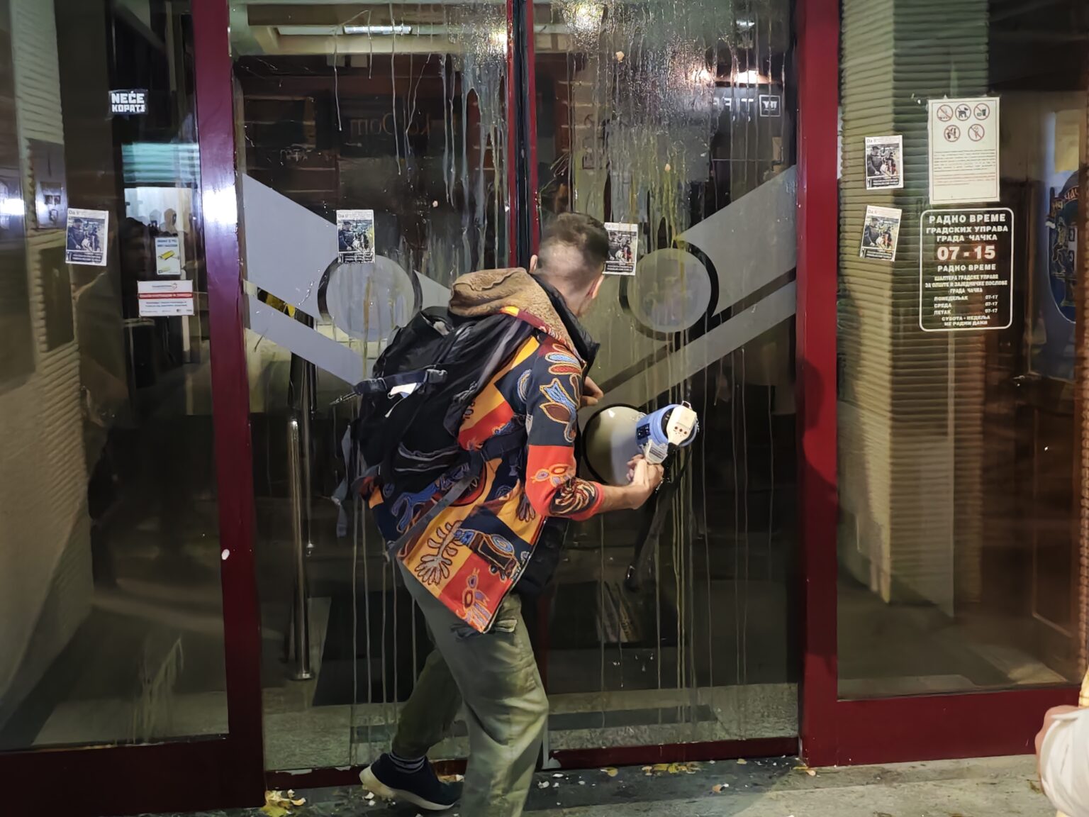 upad-u-gradsku-upravu-cacak-razvaljivanje-vrata-foto-nenad-nesovic-n2