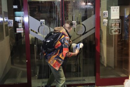 upad-u-gradsku-upravu-cacak-razvaljivanje-vrata-foto-nenad-nesovic-n2