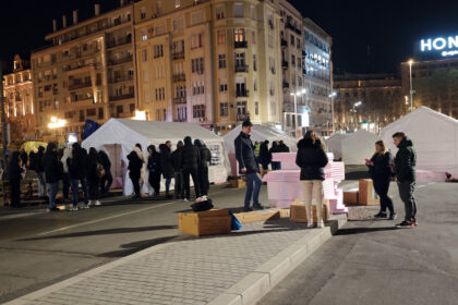 beli-satori-ispred-skupstine-foto-nenad-nesovic-n2