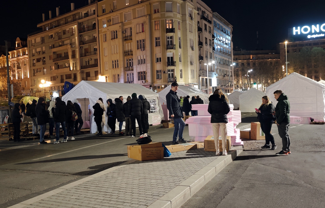 beli-satori-ispred-skupstine-foto-nenad-nesovic-n2