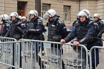policija-u-opremi-za-razbijanje-demostracija-foto-nenad-nesovic-n2