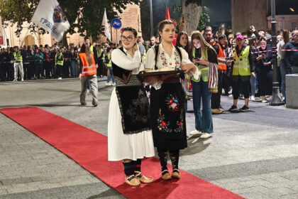 devojke-u-narodnoj-nosnji-cacak-docek-studenti-foto-nenad-nesovic-n2